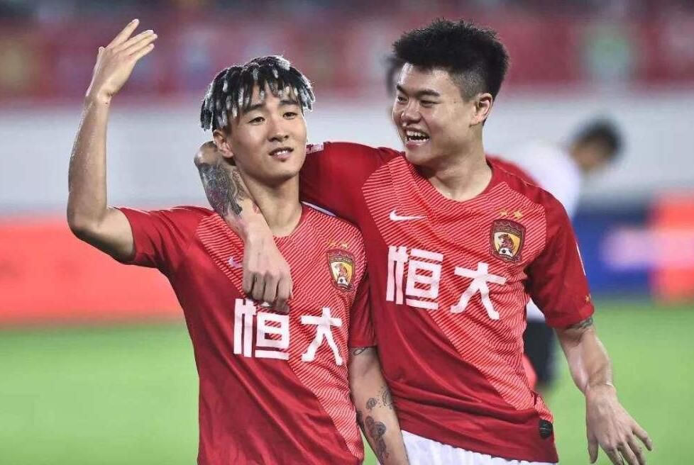 本轮英超，切尔西2-0击败谢菲联，帕尔默传射建功。